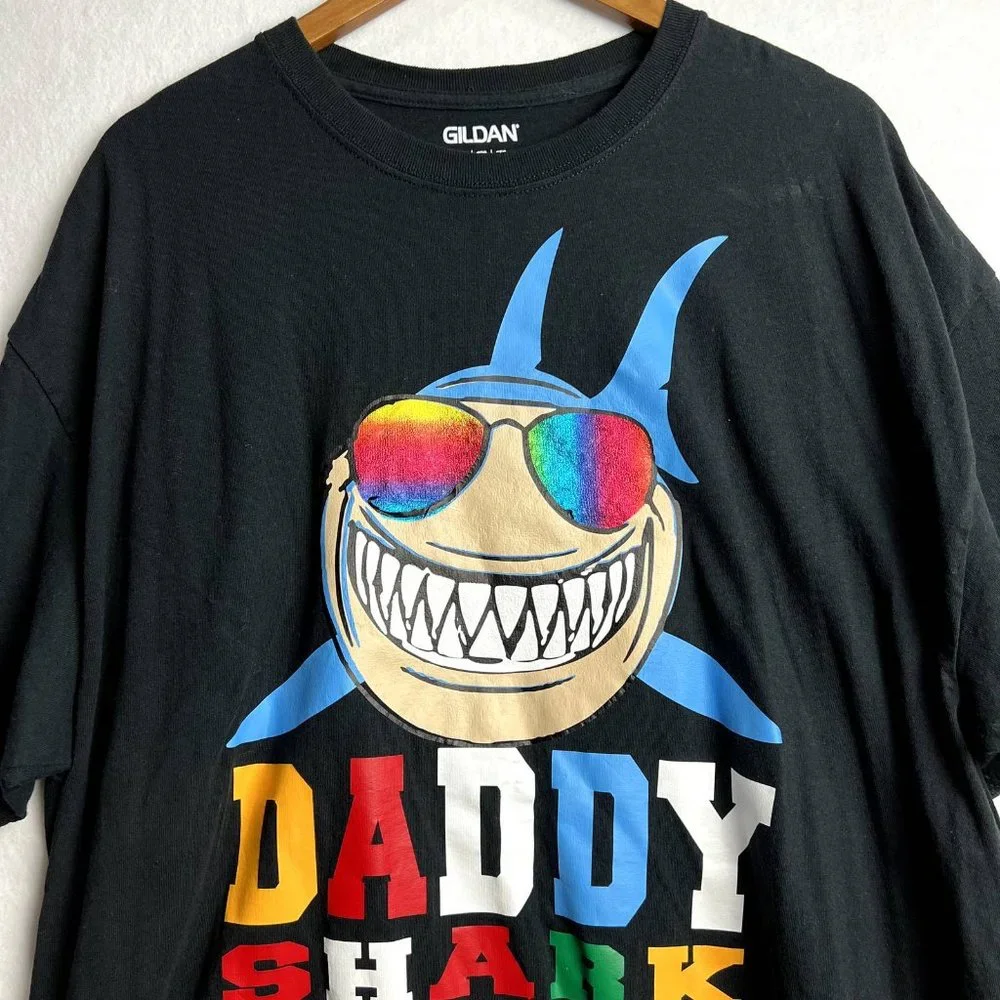 Baby Shark mens 2XL Daddy Shark Black Gildan Tshirt Baby Shark Dad Crew Neck Y2K - Picture 1 of 5